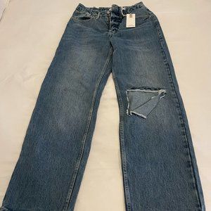 Good 90's jeans from Good American baggy through the bottom.
